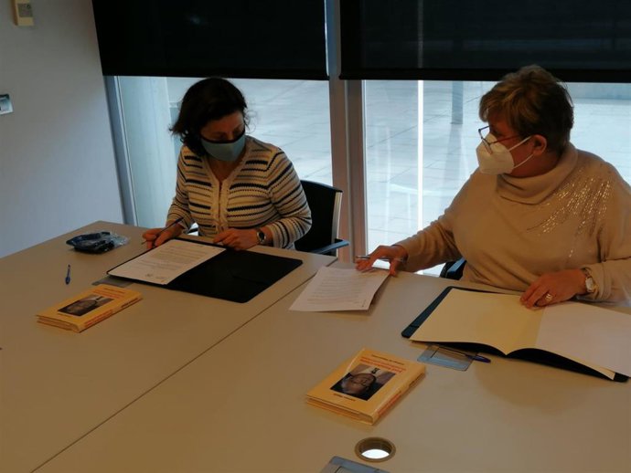 La consellera de Asuntos Sociales y Deportes, Fina Santiago, firma un convenio con la familia del empresario y promotor deportivo Josep Buades Costa.