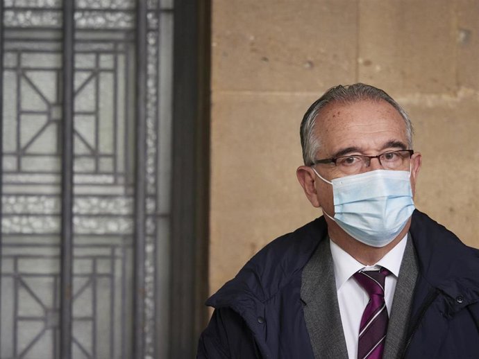 Archivo - El alcalde de Pamplona, Enrique Maya, en una imagen en las calles de la capital navarra este 20 de octubre de 2020.