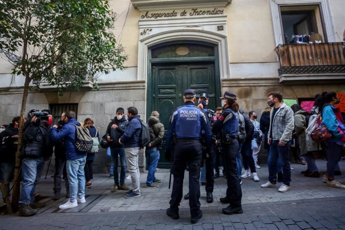 Archivo - Varios agentes de Policía Municipal vigilan una concentración contra el desalojo de un bloque okupado en el Palacio de la Infanta Carlota, en un bloque de la calle Luna, en Madrid (Imagen de archivo).
