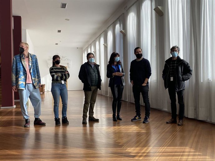 La concejal de Cultura, Ana Redondo; el director del Teatro Calderón, José María Viteri; Darío Facal y los actores de 'La Realidad'.