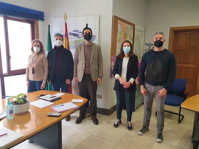 El presidente del IPBS de la Diputación de Córdoba, Francisco Ángel Sánchez (segundo por la izda.), junto al nuevo delegado provincial de Igualdad y Políticas Sociales de la Junta de Andalucía, Antonio López (centro), en el encuentro mantenido.