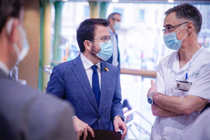 El vicepresident de la Generalitat en funcions, Pere Aragons, durant la seva visita a l'Hospital Clínic de Barcelona