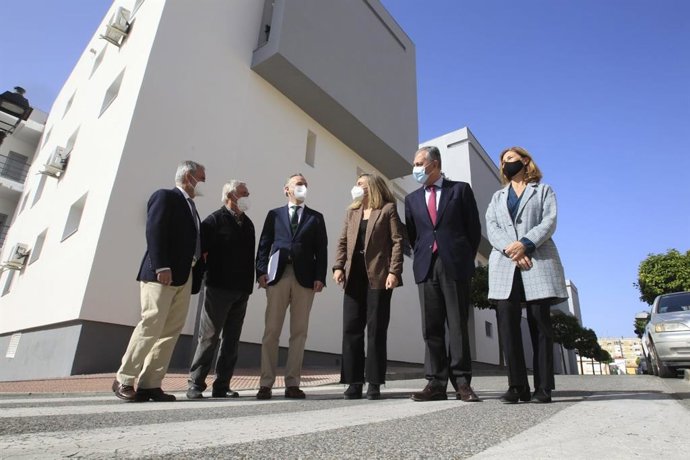 Visita de la consejera de Fomento a las viviendas de 'La Cepa' de Tomares