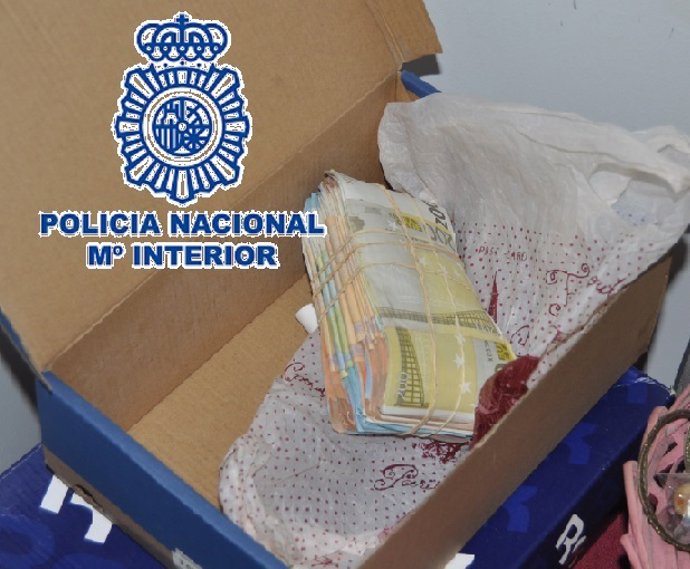 Nota De Prensa + Fotos " Desarticulado Un Punto De Venta De Cocaína A Mediana Escala En Málaga Y Detenidos Sus Responsables "