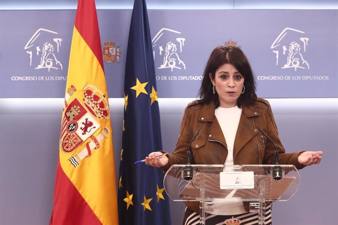 La portavoz parlamentaria del PSOE, Adriana Lastra, responde en una rueda de prensa posterior a una reunión de la Junta de Portavoces en el Congreso de los Diputados, en Madrid (España), a 16 de febrero de 2021.