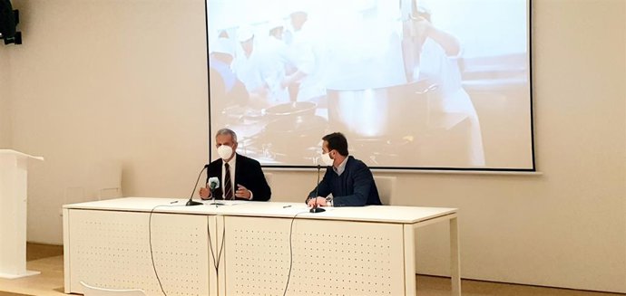 El director de la Fundación Monte do Gozo, Ramón Gómez Crespo, y el director de Lapizka, Cristian Nocito, firman el acuerdo para la formación en labores de cocina de los usuarios de Proyecto Hombre