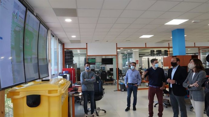 Visita del conseller de Medio Ambiente, Miquel Mir, a la empresa Wireless DNA, con motivo del sistema de contenedores inteligentes que ha desarrollado con el apoyo de fondos del impuesto turístico.