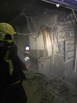 Bomberos del Consorcio Provincial extinguen un incendio eléctrico en una residencia de mayores en Estepona