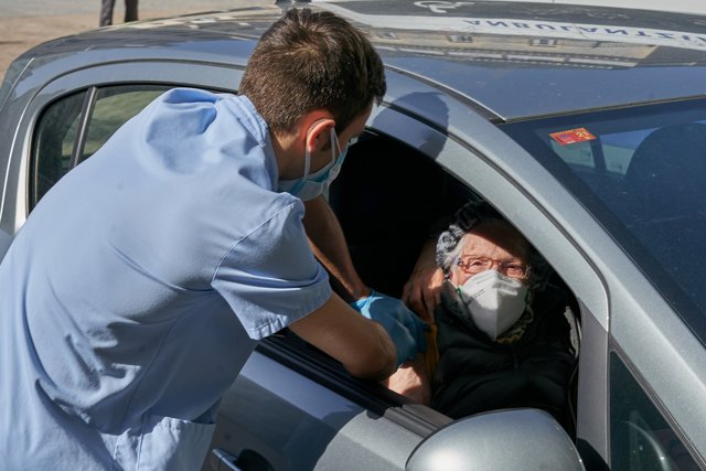 Un centenaria es vacunada en su coche en las inmediaciones del Hospital Santiago Apóstol, en Vitoria-Gasteiz, Álava, Euskadi (España), a 24 de febrero de 2021.
