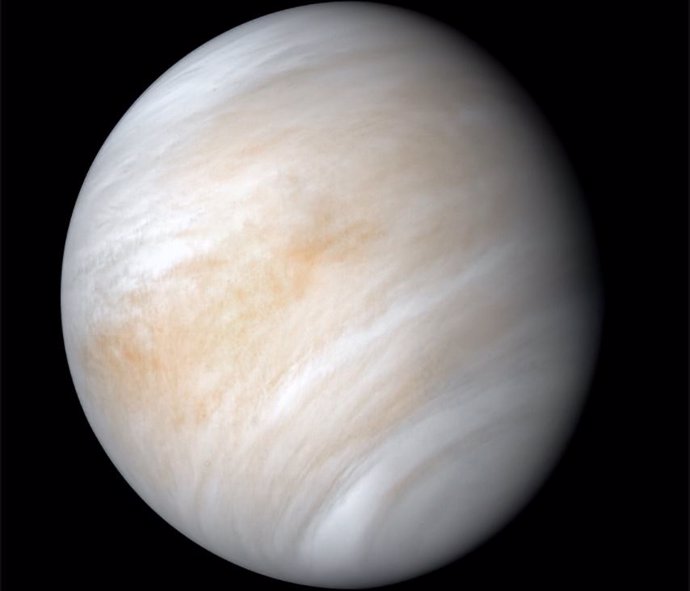 La nave espacial Mariner 10 de la NASA capturó esta imagen de Venus, que ha sido mejorada para mostrar las nubes de ácido sulfúrico del planeta con mayor detalle.