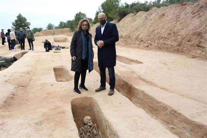 La consellera de Justicia, Ester Capella, y el exconseller Raül Romeva visita la excavación de la fosa común del Mas de Santa Magdalena, en Móra d'Ebre (Tarragona), el 24 de febrero de 2021.