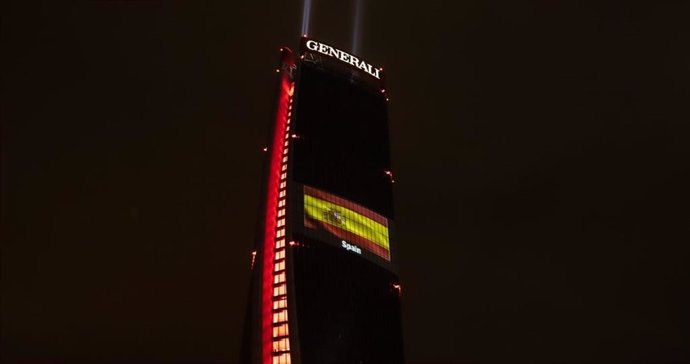 Torre de Generali en Milán, iluminada con motivo de su 190 aniversario.