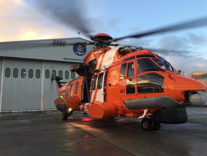 El helicóptero 'Helimer 401' de Salvamento Marítimo, con base en el Aeropuerto de Alvedro.
