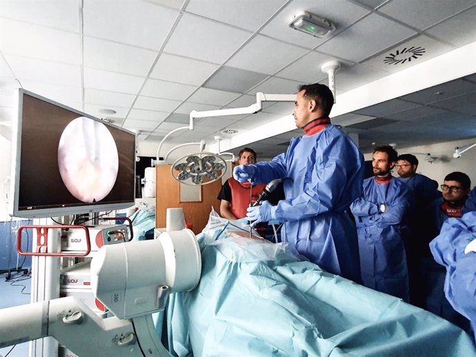 El doctor Ghassan Elgeadi Saleh, Jefe de Servicio de Cirugía Ortopédica y Traumatología del  Hospital Quirónsalud San José, durante una intervención.