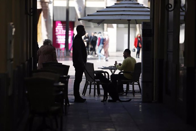 Imagen de archivo de la reapertura de la hostelería y la actividad comercial no esencial en Málaga capital tras 10 días de cierre por el Covid-19, en la imagen calle Larios. Málaga a 13 de febrero 2021