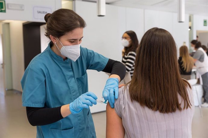 Vacunación a alumnos de la Universidad de Navarra que realizan prácticas clínicas