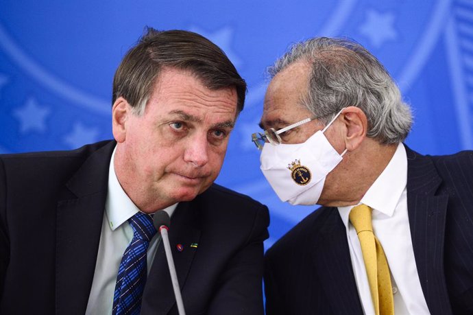 05 February 2021, Brazil, Brasília: Paulo Guedes (R), Minister of Economy of Brazil, talks to President Jair Bolsonaro during a meeting on the new pricing policy of the oil company Petrobras. Photo: Marcelo Camargo/Agencia Brazil/dpa - ACHTUNG: Nur zur 