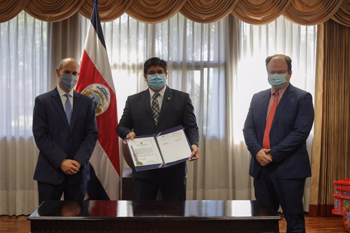 Archivo - Rodrigo Cubero Presidente del  Banco Central de Costa Rica BCCR, Carlos Alvarado Presidente de la República, Elian Villegas Ministro de Hacienda, Firma de la incorporación de Costa Rica como miembro pleno del Banco de Desarrollo de América Lat