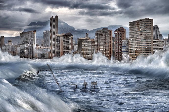 Archivo - 24 Y 25 Febrero 2014. (c) Pedro ARMESTRE Simulación de como la subida del nivel del mar, a consecuencia del cambio climático, afectaría a Benidorm (Alicante) en pocas décadas. Greenpeace.