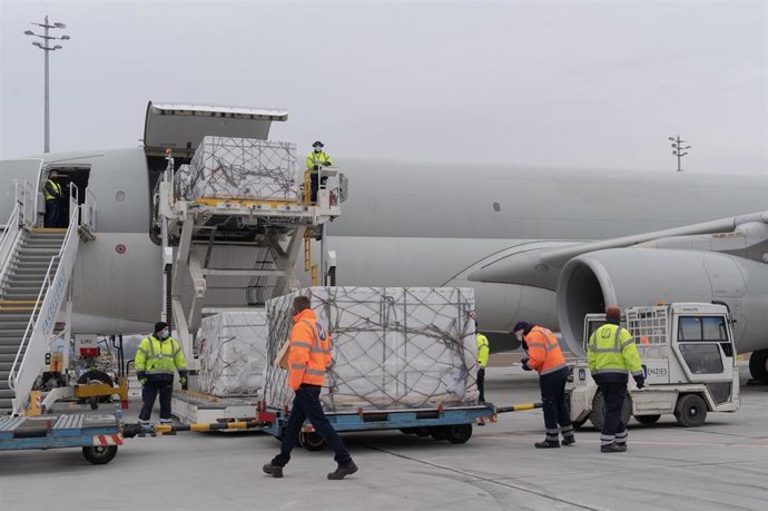 Llegada de la vacuna china contra la COVID-19 a Hungría