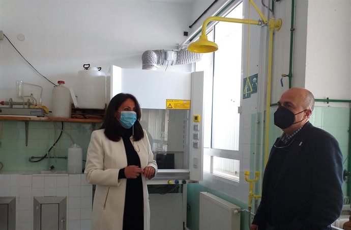 La delegada de Educación y Deporte en Huelva, Estela Villalba, en su visita al IES Diego de Guzmán y Quesada de la capital.