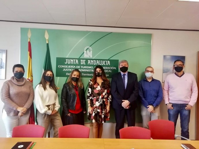 La delegada territorial de Turismo de la Junta en Málaga, Nuria Rodríguez, informa sobre el bono turistico