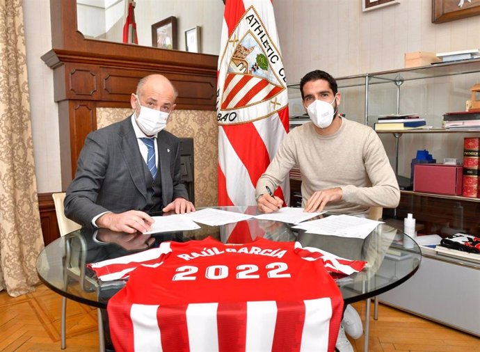El presidente del Athletic Club de Bilbao, Aitor Elizegi, y Raúl García firman la renovación del jugador.
