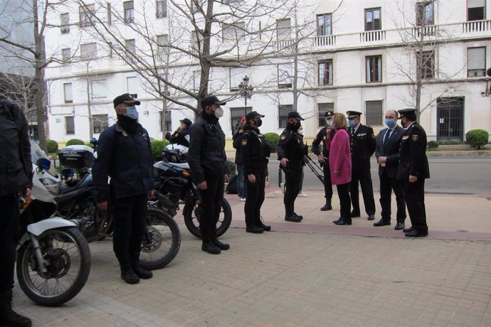 PIlar Alegría visita al subgrupo de motos de la Policía Nacional, conocidos como 'Centellas', en el cuartel General Mayandía.