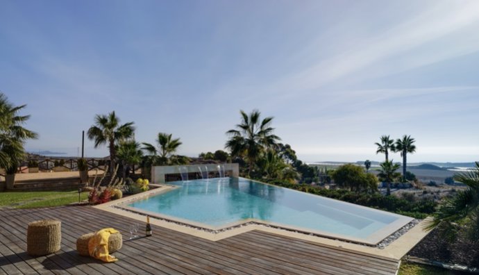 Piscina infinita con forma irregular