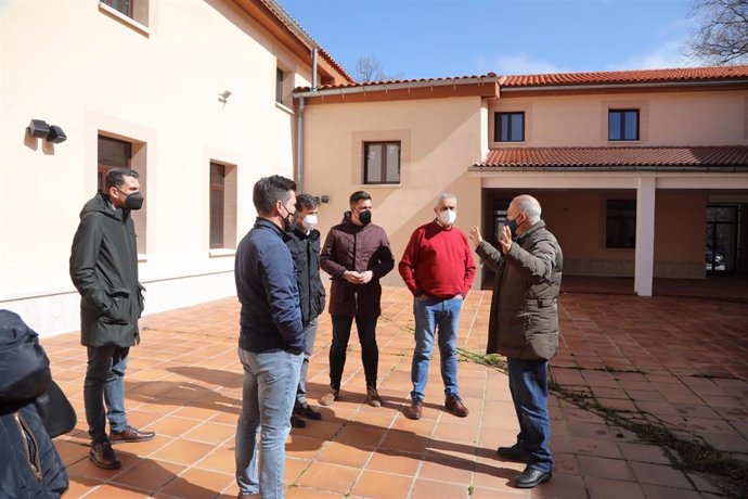 El presidente de la Diputación de Cáceres y varios diputados visitan las obras de la Hospedería La Serrana de Piornal