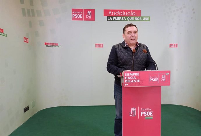 El secretario de Industria y Comercio del PSOE de Sevilla y alcalde de Umbrete, Joaquín Fernández Garro, en rueda de prensa