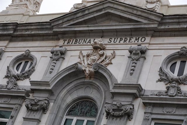 Archivo - Escudo de España en la fachada del edificio del Tribunal Supremo, en Madrid a 29 de noviembre de 2019.