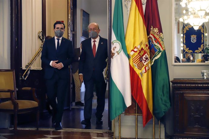 El ministro de Consumo, Alberto Garzón (1i), es recibido por el alcalde, Francisco de la Torre  en el l Ayuntamiento de Málaga a 24 de febrero 2021