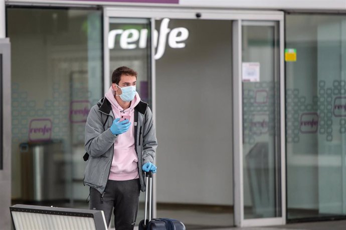 Archivo - Un hombre con mascarilla y guantes carga con una maleta en la Estación del Norte al inicio de la segunda semana del estado de alarma, en Valencia / Comunidad Valenciana (España), a 23 de marzo de 2020.