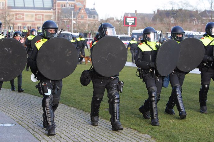 31 January 2021, Netherlands, Amsterdam: Dutch anti-riot police officers advance to evacuate protestors gathering at Amsterdam's Museumplein during a protest against the Coronavirus lockdown. Photo: Paulo Amorim/VW Pics via ZUMA Wire/dpa