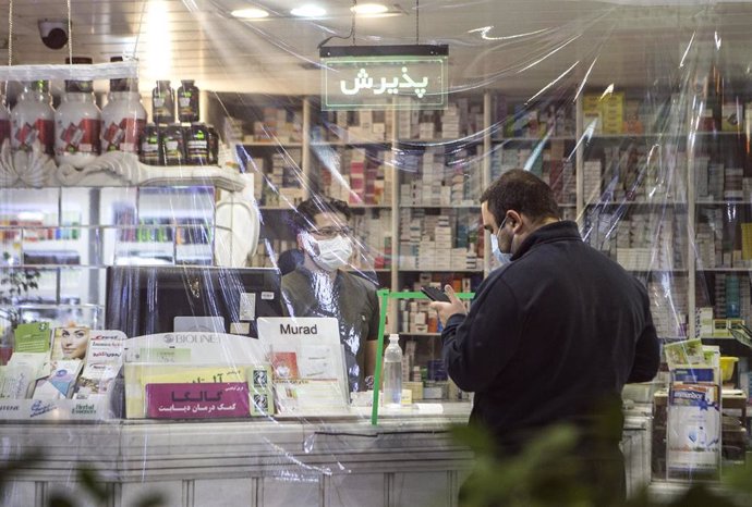 Archivo - Personas con mascarilla en una farmacia de Mashhad, Irán