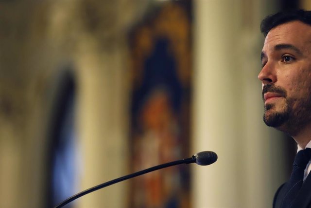 El ministro de Consumo, Alberto Garzón, se dirige al público asistente después de visitar el Ayuntamiento de Málaga a 24 de febrero 2021