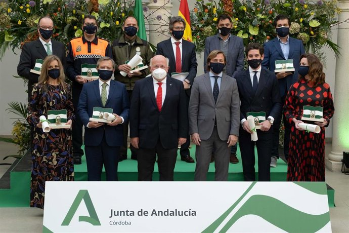 Aguirre y Repullo (centro, delante) junto a las personas, empresas, entidades y colectivos distinguidos.