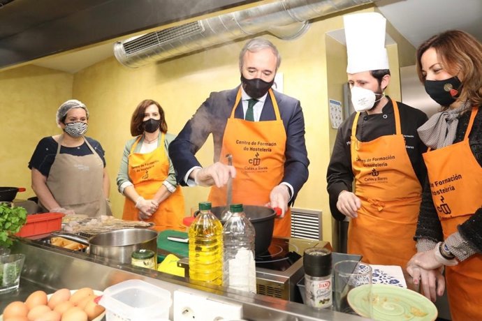 El alcalde de Zaragoza, Jorge Azcón y la vicealcaldesa, Sara Fernánez, en el curso de formación sobre medidas preventivas frente al COVID-19 en hostelería, que ha organizado por la Asociación Cafés y Bares