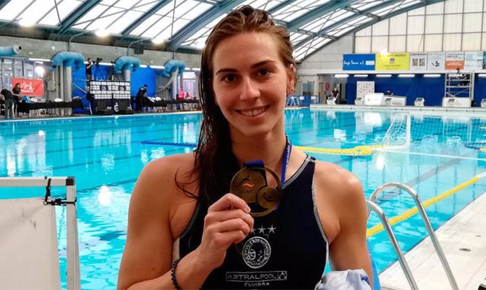 Archivo - La waterpolista española Bea Ortiz posa con una de sus medallas