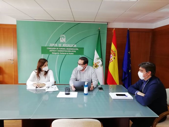 La delegada de Turismo de la Junta en Huelva, María Ángeles Muriel, en una reunión con el sector turístico de Huelva.
