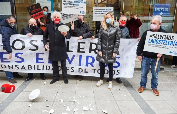 Los hosteleros cántabros se concentran frente a la Consejería de Sanidad