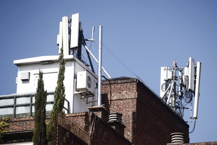 Archivo - Imagen de antenas de telefonía en el tejado de una casa en la ciudad de Madrid.