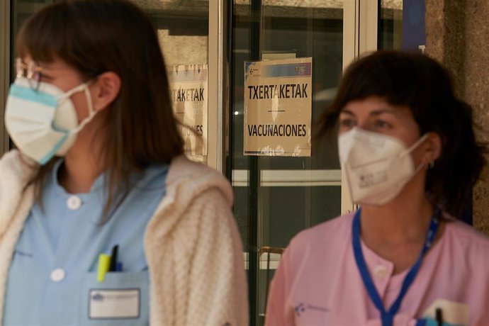 Dos profesionales sanitarias del Osakidetza, en las inmediaciones del Hospital Santiago Apóstol, en Vitoria-Gasteiz, Álava, Euskadi (España), a 24 de febrero de 2021. 