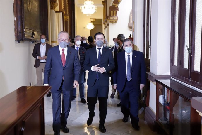 El ministro de Consumo, Alberto Garzón (c), es recibido por el alcalde, Francisco de la Torre (11), y el subdelegado del Gobierno en Málaga, Teófilo Ruiz (1d), en la puerta principal del Ayuntamiento de Málaga a 24 de febrero 2021