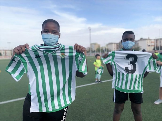 Niños del Polígono Sur con camisetas del Real Betis