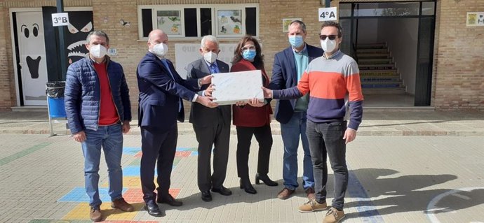 Endesa y Educación entregan 200 portátiles al alumnado sevillano