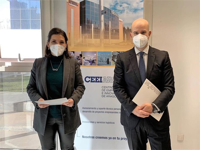 Celia García y Daniel Labeaga tras la firma del convenio entre CEEI y BlochchainAragon.