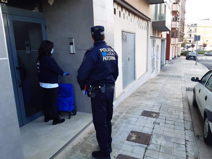 Agente de la Policía Local de Paterna acompañando a entregar la compra a personas mayores durante el confinamiento