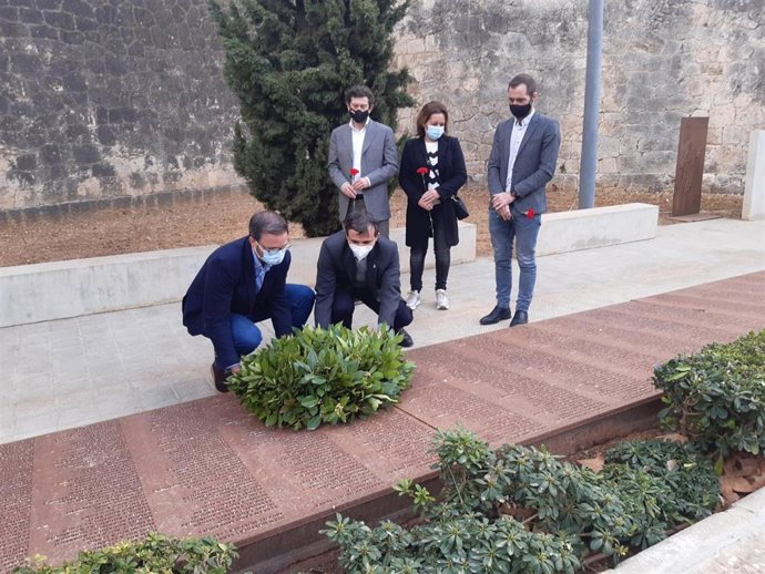 El alcalde de Palma, José Hila, durante el homenaje en el Cementerio de Palma.